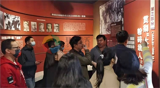 ����ɫչ����